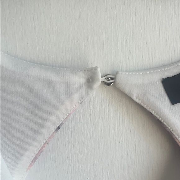 Lulu's Elegant Floral V-Neck Romper Size Medium - Picture 3 of 11